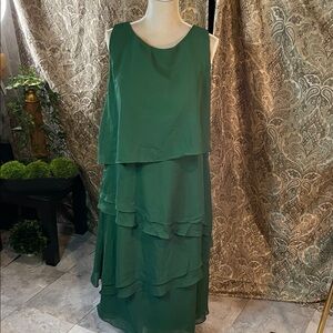 Chic Emerald Layered Maxi Dress size 18